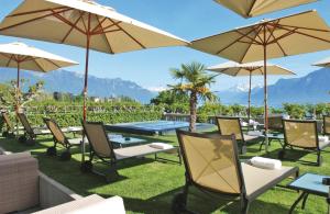 a group of chairs and tables with umbrellas at La Résidence des Trois Couronnes in Vevey