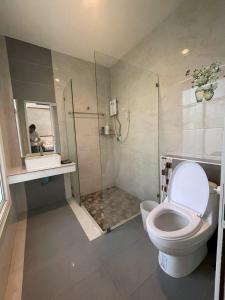 a bathroom with a toilet and a shower and a sink at Koh Chang Hill-View Hideaway in Trat