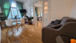 a living room with a couch and a table at Apartament Centrul Vechi in Târgovişte
