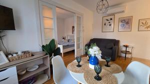 a living room with a table and chairs and a couch at Apartament Centrul Vechi in Târgovişte