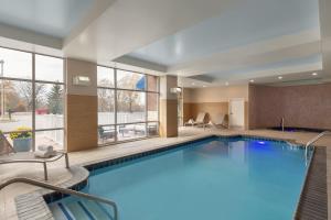 a large swimming pool in a hotel room at Hotel Indigo Columbus Architectural Center by IHG in Columbus
