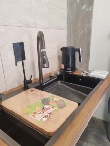 a wooden cutting board sitting on top of a kitchen counter at Riviera Mendoza in Las Compuertas +12 photos