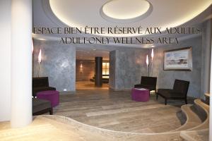 a lobby with a sign that reads refugeben fire reserve all abilities additional wellness area at Hotel Le Samoyede in Morzine