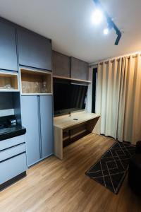 a kitchen with a wooden desk in a room at Flat exclusivo Studio Cuiabá 1207 in Cuiabá
