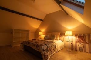 a bedroom with a bed with teddy bears on it at Chez Léon in Hasnon