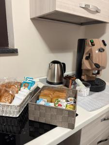 eine Küchentheke mit zwei Brotkörben und einem Mixer in der Unterkunft Capizzi Rooms in Bronte