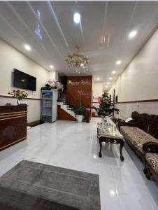a lobby with a couch and a table in a store at Rosie Hotel in Da Thien +15 photos