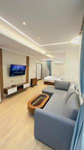 a large living room with a couch and a bed at Royal hotel Tanta - فندق رويال طنطا in Tanta
