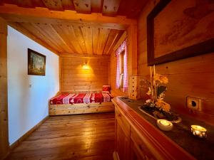 a room with a bed in a wooden cabin at Die Petzl Hütte - Kreischbergblick in Kaindorf