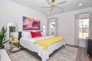 a bedroom with a bed and a ceiling fan at Nova's Nook in Auburn in Auburn