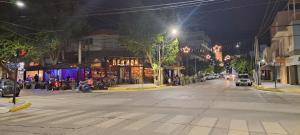 an empty city street at night with a street vendor at Elegance Noire in Neuquén