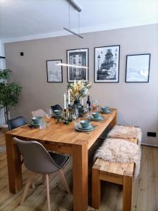 a dining room with a wooden table and chairs at Haus im Grünen l Hot Tub l aktivCARD inklusive in Regen