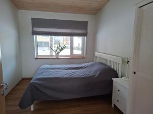 a bedroom with a bed and a window at Puhkemaja Pühajärvel in Otepää +11 photos