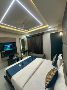 a bedroom with a large bed and a television at Hotel THE Vibes in Koba +24 photos