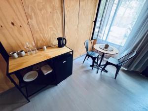 a room with a table and chairs and a table and a table and chairs at Alamos in Puerto Madryn