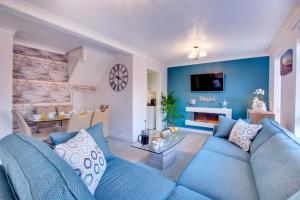a living room with a blue couch and a table at 3 Bed in Cromer oc-2097 in Cromer