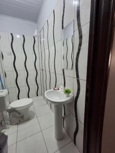 a bathroom with a sink and a toilet at Sol do Jalapão Kitnets Completas com Ar a 6km do Aeroporto de Palmas in Palmas +72 photos