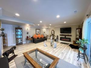 ein Wohnzimmer mit einer Couch und einem Hund darin in der Unterkunft Khan’s Resort in Cobourg