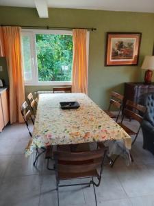 a dining room with a table and a window at Casiopea bungalo in San Carlos de Bariloche