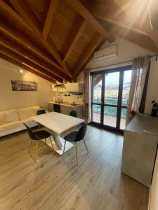a kitchen and living room with a table and chairs at Homely - Malpensa & Fiere Milano in Cardano al Campo
