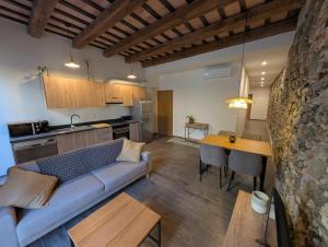 a living room and kitchen with a couch and a table at Ca la Ministra in Amer