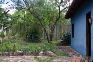 a yard with a blue house and a fence at Casa Kahlo in Lençóis
