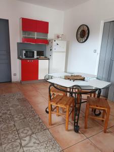 a kitchen with a table and chairs in a room at Maison de pêcheur in Marseillan