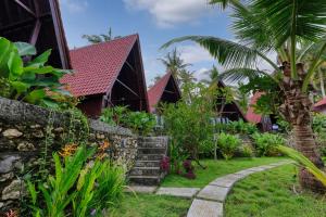 a path through the garden of a resort at Kelingking Terrace Cottage in Nusa Penida