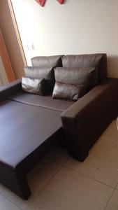 a black couch with three pillows on it at Everest Flat Conforto, Lazer e Localização Central in Caldas Novas +24 photos