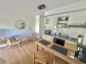 a kitchen with a table and chairs in a room at L&J Loft 1 ambiente in Belén de Escobar