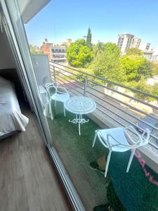 a room with a balcony with a table and chairs at L&J Loft 1 ambiente in Belén de Escobar