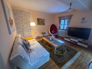 a living room with a couch and a flat screen tv at Weichselboden, Alte Schule in Weichselboden