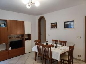 a dining room with a table with chairs and a kitchen at Casa vacanza Gallipoli centro in Gallipoli