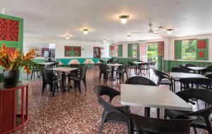 a restaurant with tables and chairs in a room at Hotel campestre La Floresta in Armenia