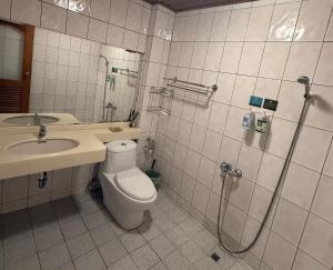 a bathroom with a toilet and a shower and a sink at Cingjing Brilliant Twins of Seattle in Ren'ai +153 photos