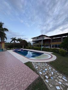 a swimming pool in front of a building at Rancho Akila in Filandia