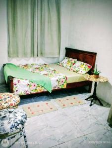 a bedroom with a bed and a table and a chair at Eva in Vila Velha