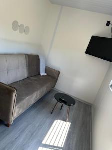 a living room with a couch and a table at MiRe- Alojamiento con jacuzzi in Maldonado