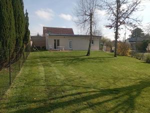 a house in a yard with a fence at Logement 5 kms de Berck plage in Verton