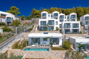 ein Bild von einem Haus mit Swimmingpool in der Unterkunft Adrina Grand Hotel in Panormos Skopelos
