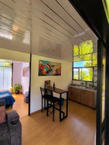 a living room with a table and a kitchen at Alma Luna Chalet in Vergara