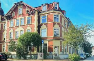 a large building on the corner of a street at Apartment am Ostorfer See in Schwerin