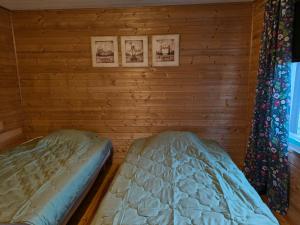 a room with two beds in a log cabin at Northern Cabin in Havukkavaara