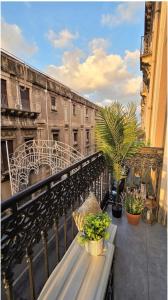 ein Balkon mit einer Bank und Blick auf ein Gebäude in der Unterkunft Palazzo Bruca Catania in Catania
