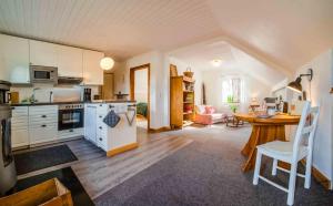 a kitchen and living room with a table and a dining room at Ferienwohnung Ausblick in Süderbrarup