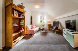 a living room with a couch and a television at Ferienwohnung Ausblick in Süderbrarup