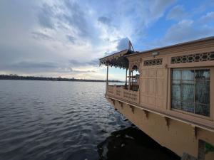 a house on a dock on a body of water at Cheetah Palace in Srinagar