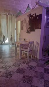 a dining room with a table and a purple ceiling at Suite dream room in Turi