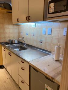 a kitchen with a sink and a counter top at Verde Laurel in Concepción del Uruguay