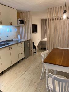 a kitchen and living room with a table and chairs at Verde Laurel in Concepción del Uruguay